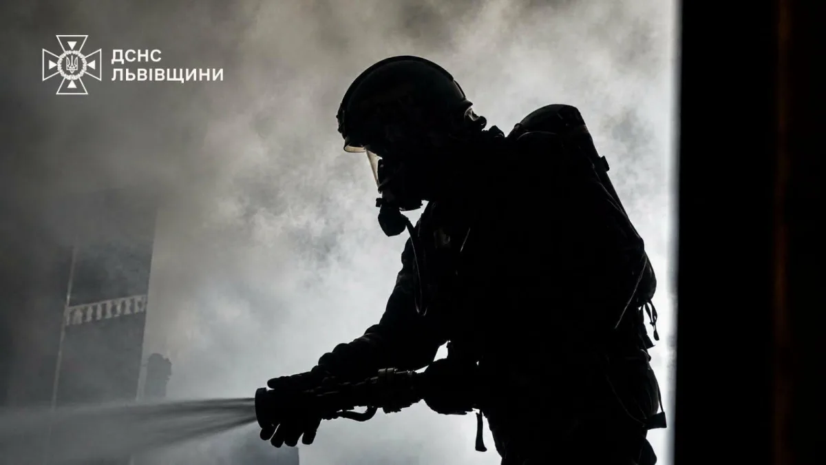 Пожежа в багатоповерхівці Новояворівська: як рятувальники загасили вогонь на балконі