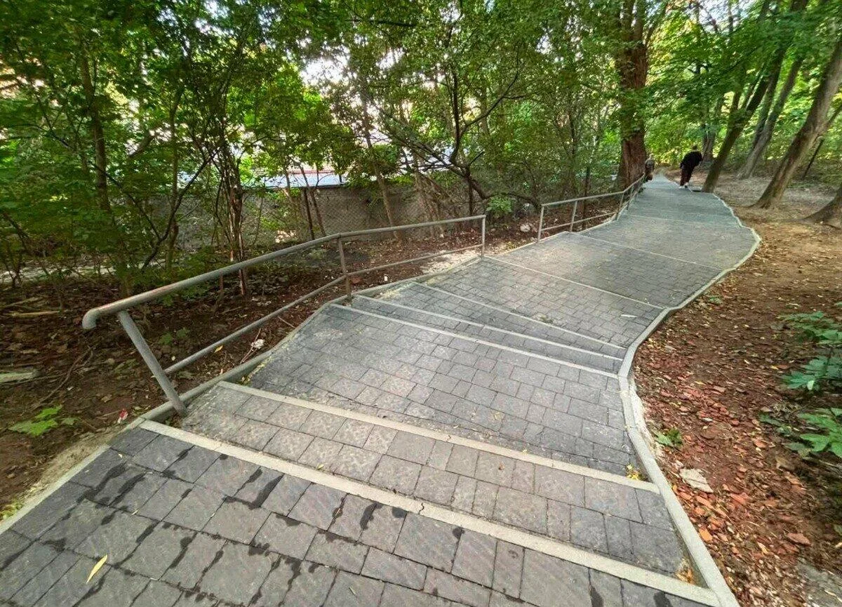 Відремонтовані пішохідні сходи у Львові: маршрут між Княгині Ольги та Сметани