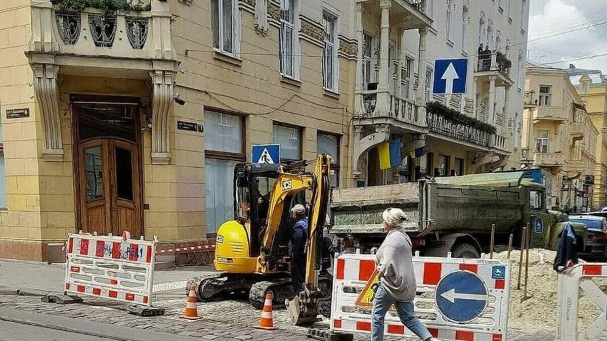 Аварійний ремонт на вулиці Дорошенка у Львові: перекриття Костюшка та відключення води